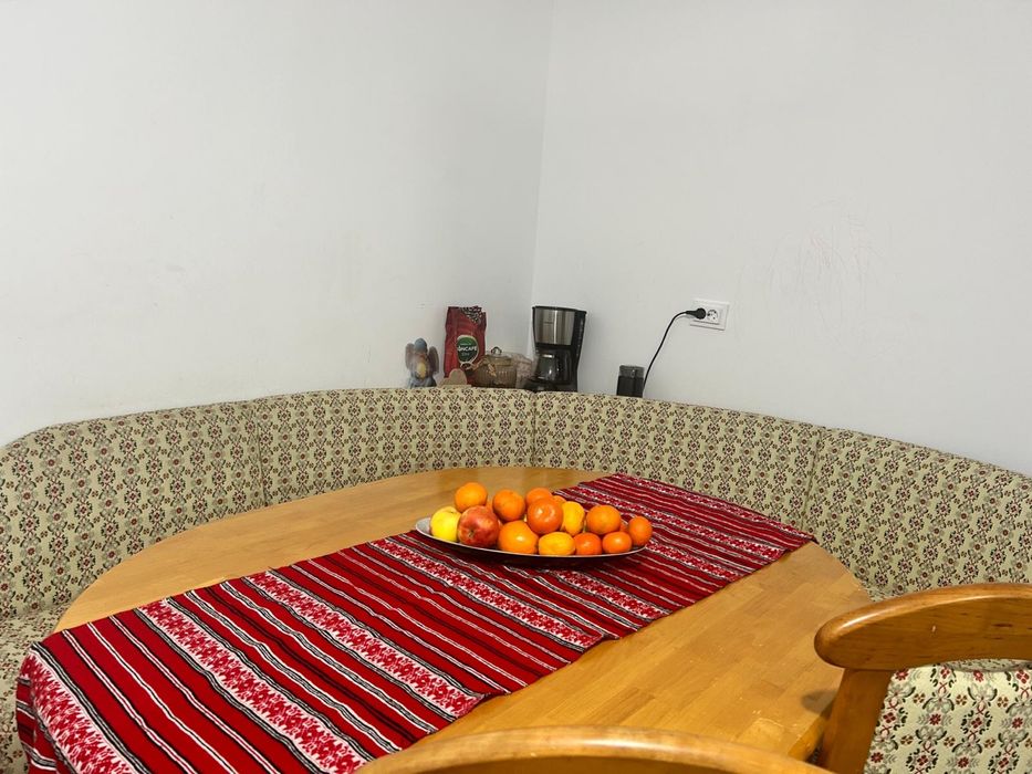 Vand colțar +masa lemn masiv +2 scaune