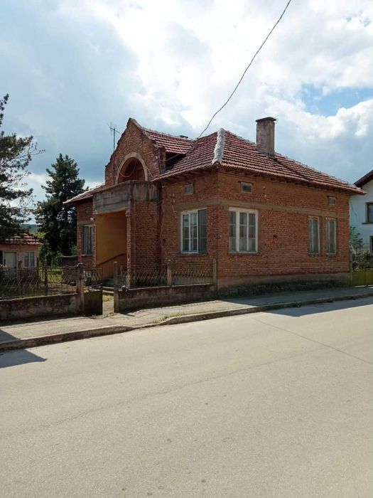 Продава къща на село