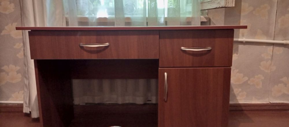 Продается письменный стол