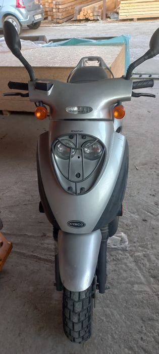Vind scuter Kimko pe benzina