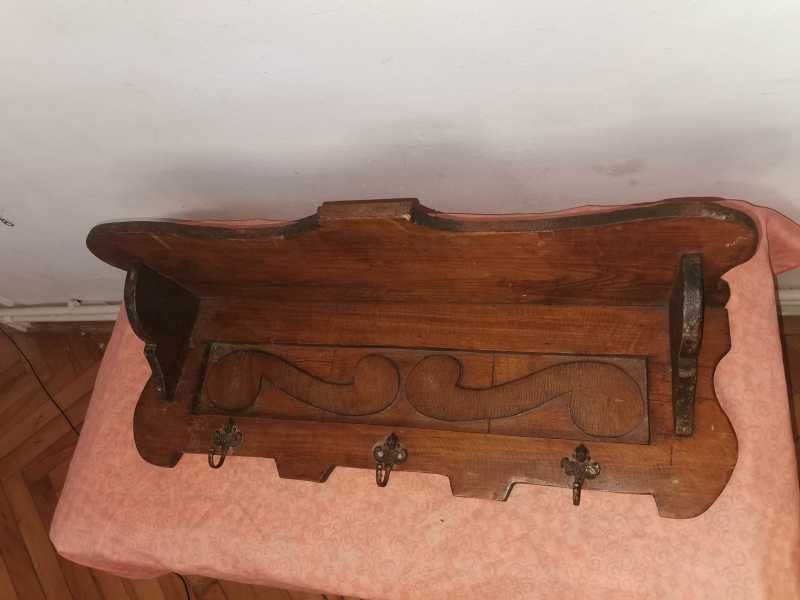 Polita cuier din lemn sculptat cu agatatoare din bronz