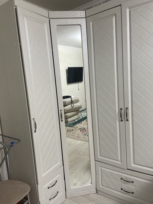 Угловой шкаф для спальни