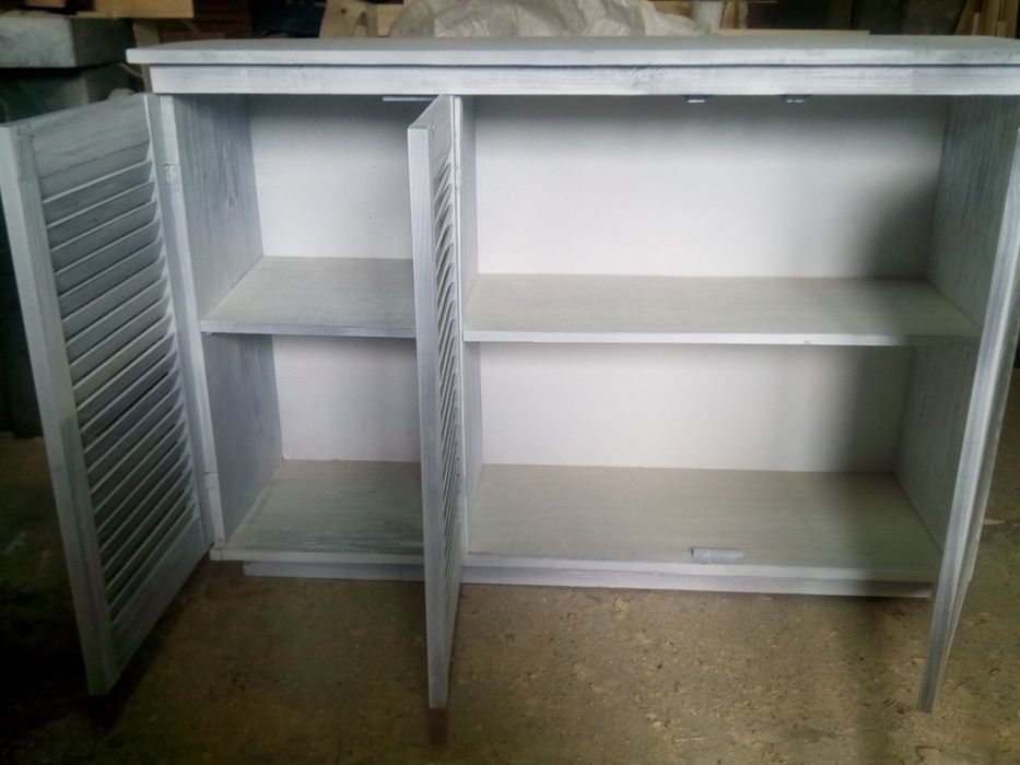 Кухненски шкаф със жалузни вратички