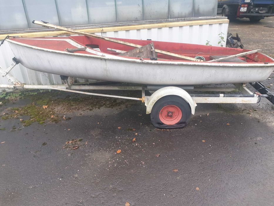 Продавам лодка с колесар