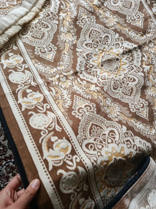 4 ta 3 m lik koʻrpacha va 2 ta yostigʻi holi ishlatilmagan yangi