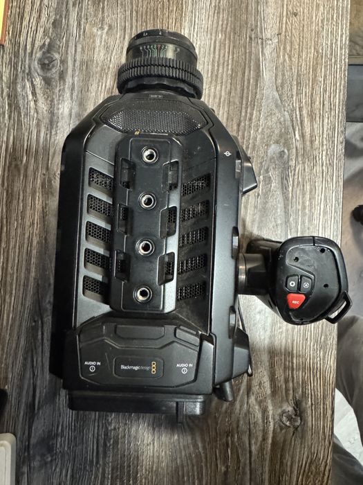 Blackmagic ursa mini 4.6k g1 + 2 v mount battery, + 2 cfast card