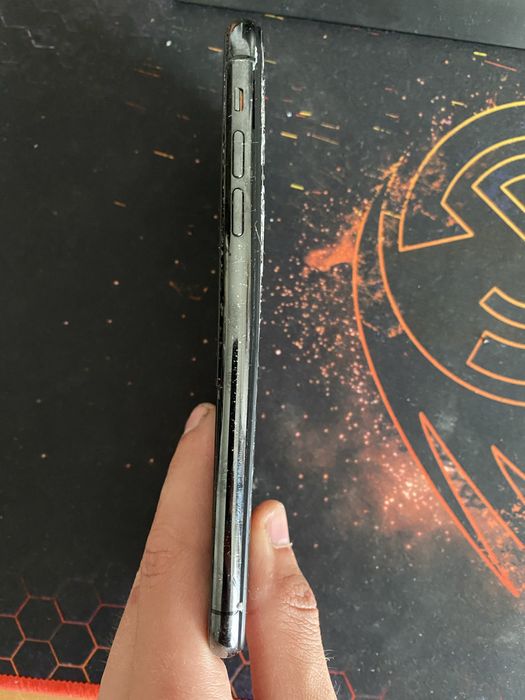 Vând iPhone 11 Pro Max 64 GB spart față/spate pentru piese sau reparație