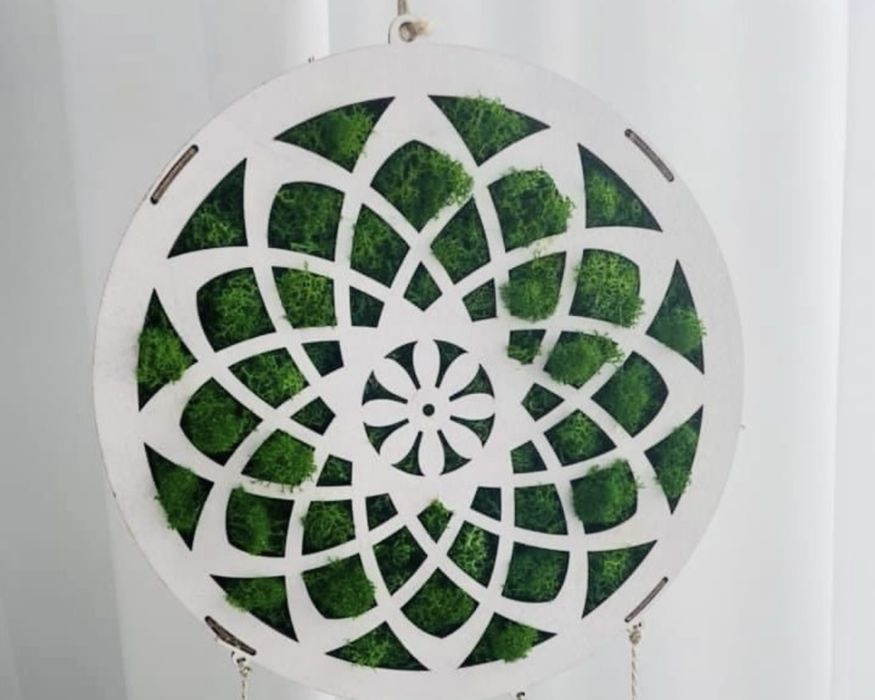Mandala decorata cu licheni