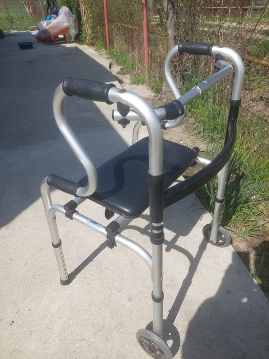 Cadru mergător cu scaun de odihnă.