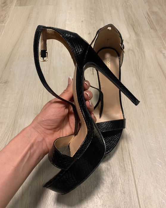Черни дамски сандали на висок ток змийска кожа