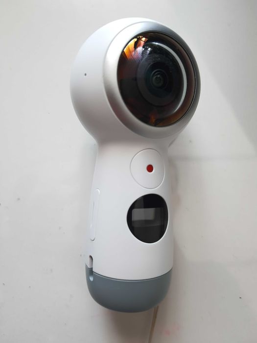 Cameră 360 Samsung Gear 360– ideală pentru vacanțe, evenimente și vlog