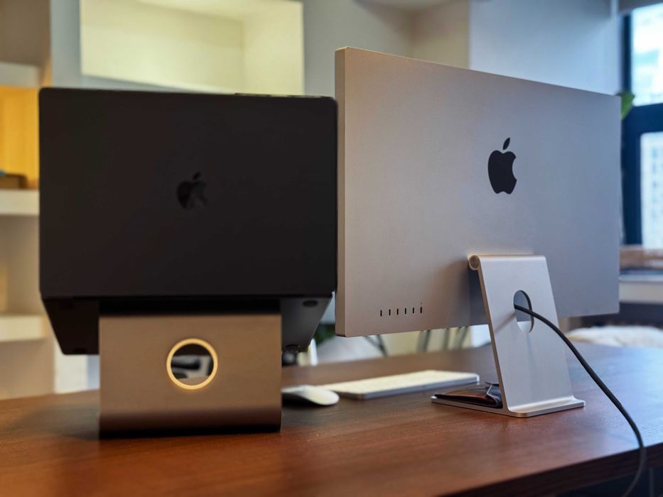 Apple Studio Display – 27” 5K, mică imperfecțiune estetică (neobservabilă, pe rama)