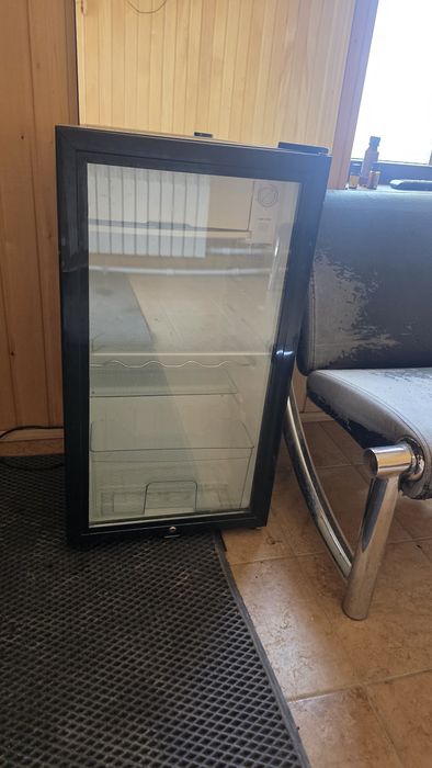 Холодильник со стеклянной дверью