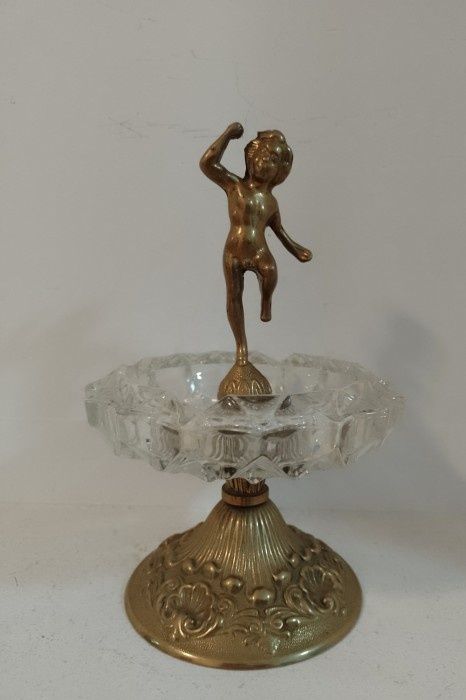 Eleganta scrumiera vintange in stilul Baroc cu elemente din bronz ,stare excelentă,piesa deosebita