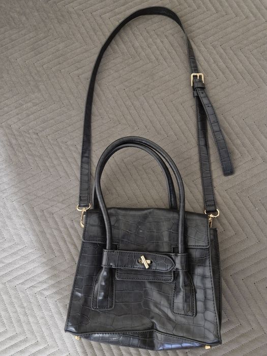 Продавасе дамска чанта на зара