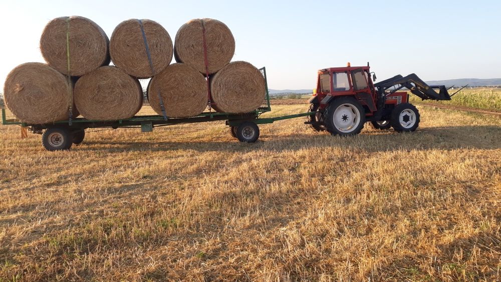 Vând remorca pentru baloti