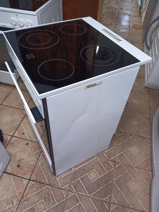 Свободно стояща печка с керамичен плот Gram с две години Гаранция!