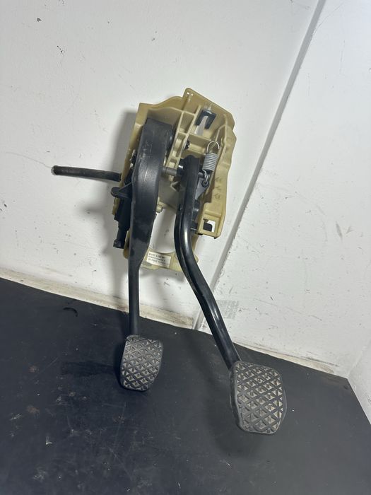 Ax pod pedalier BMW Seria 5 E60 E61 | 4032207 | 520d 530d 535d manual