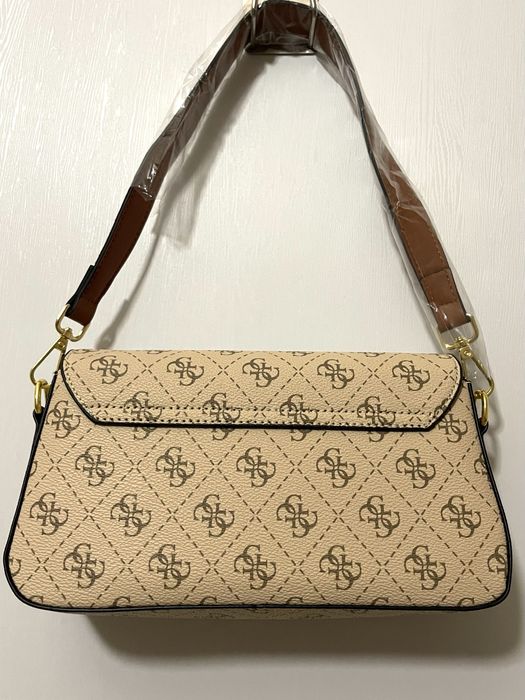 **НОВИ** Чанти Guess в 2 различни цвята с регулируеми дръжки