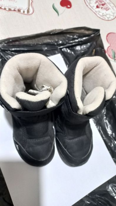 Черни детски боти