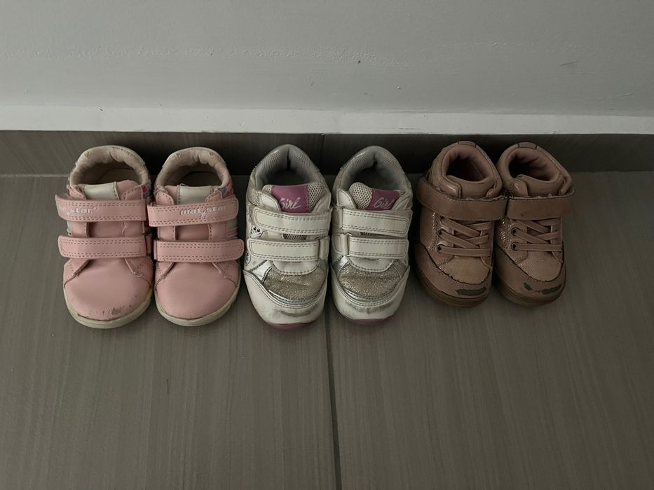 Подаря детски обувки, дрехи, играчки