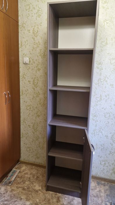 Шкаф с полочками
