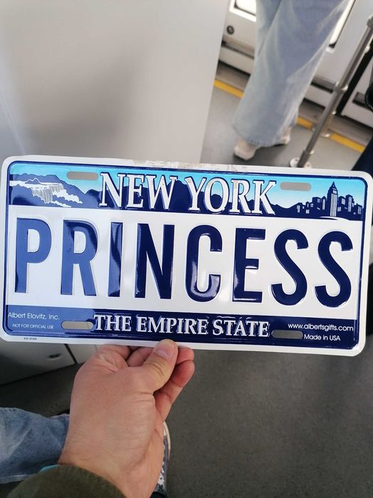 Plăcuță Auto Decorativă SUA "PRINCESS" – Cadou Majorat 18 Ani | Aluminiu Embosat Handmade  Cadoul care o face Regina Șoselelor la 18 ani!