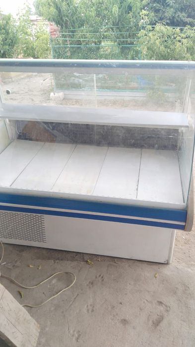 Продам витринный холодильник