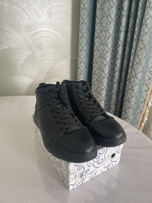 Продам ботинку , мужская