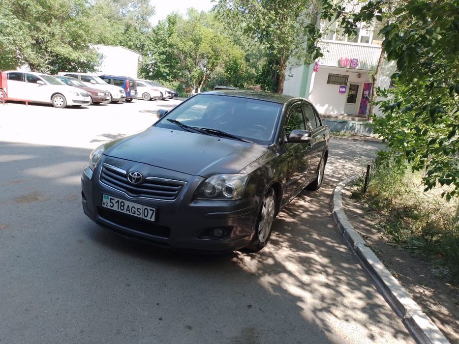 Продам машину тайота авенс