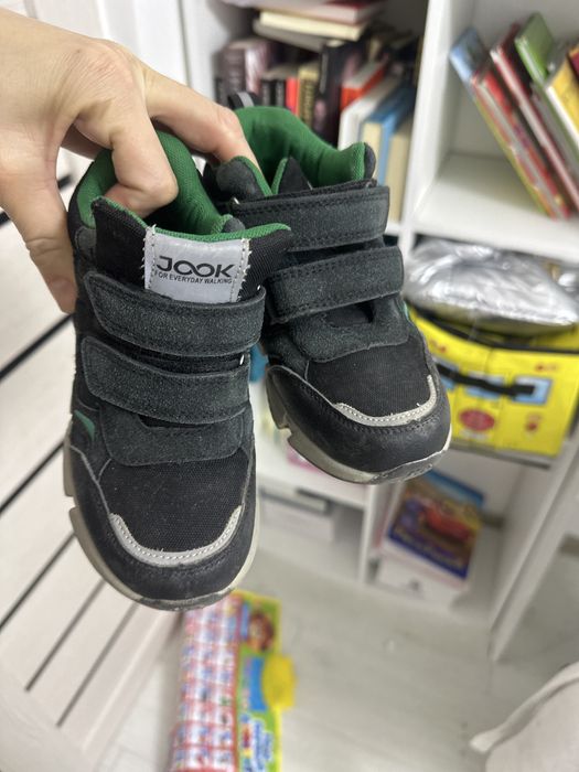 Продам кроссовки детские