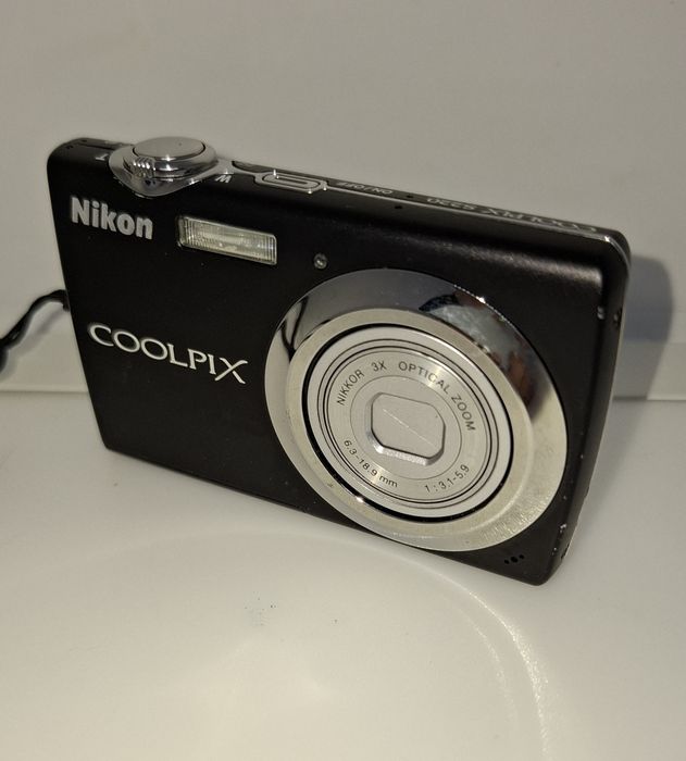 Nikon Coolpix S220 компактен дигитален фотоапарат