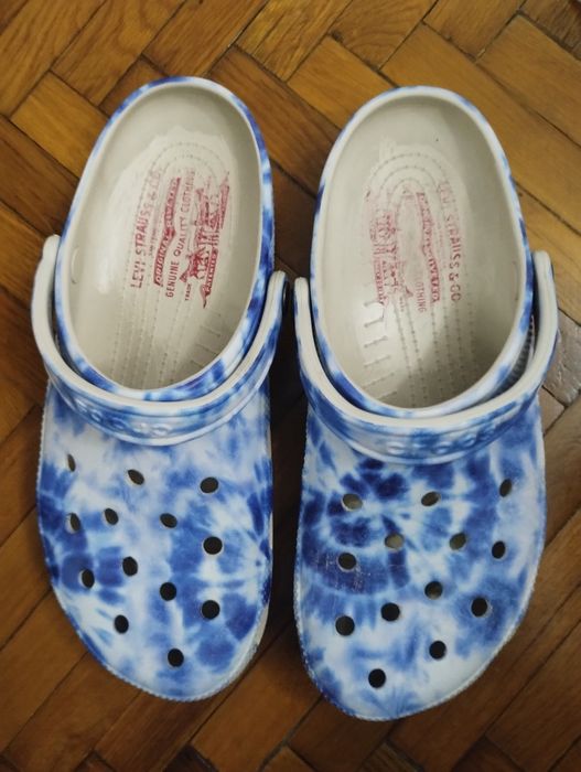 Crocs in colaborare cu Levis