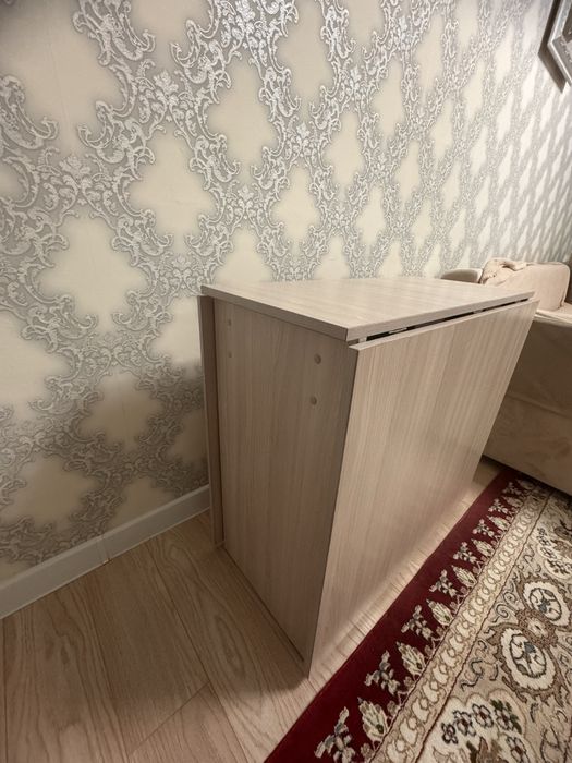 Продаю стол книжку