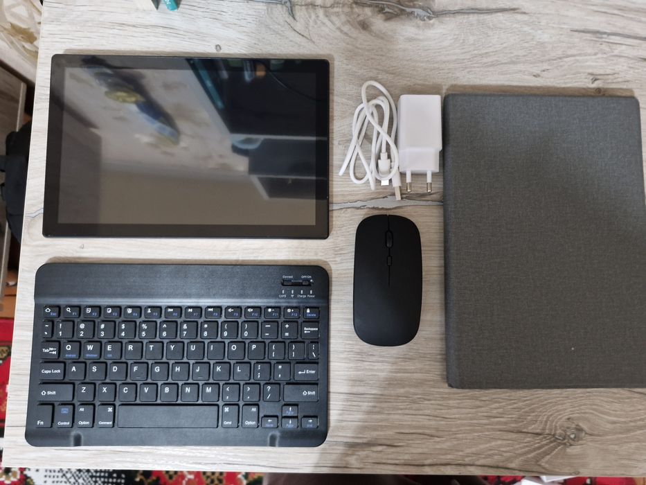 Продаю планшет цвет золотой