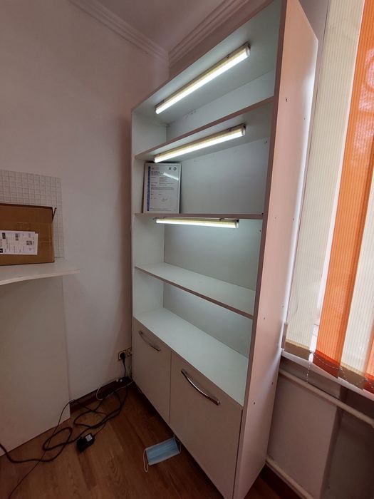 Белый ресепшен с подсветкой