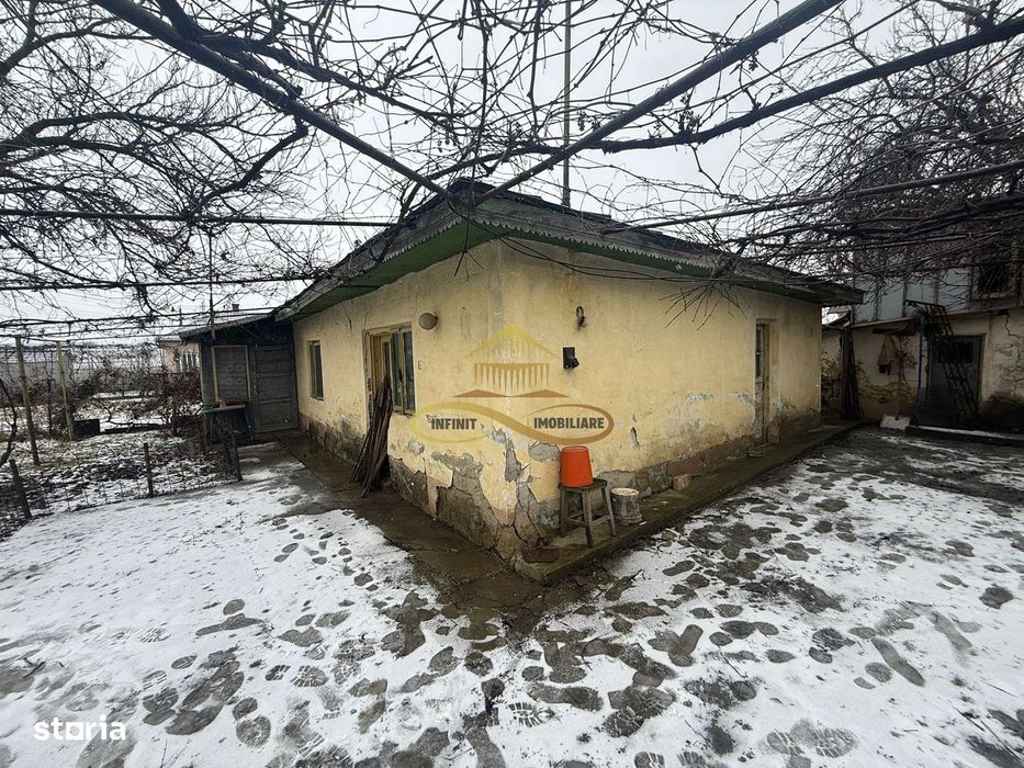 Casa batraneasca cu teren de vanzare in Lilieci Bacau