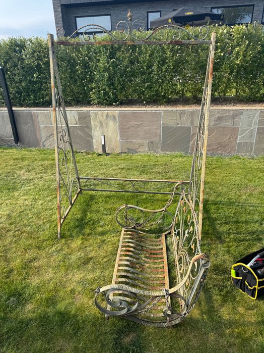 Градински комплект + люлка от ковано желязо  . Много стари