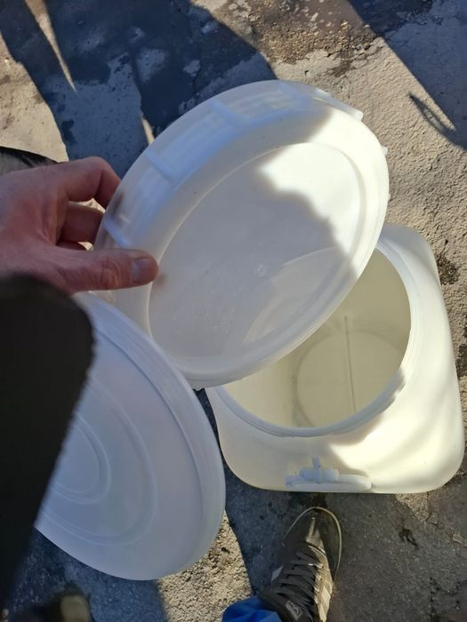 Bidoane la vînzare .