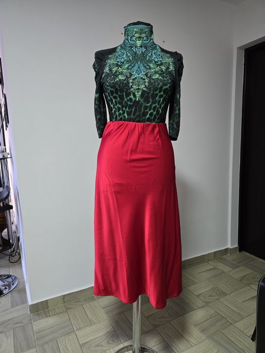 Top animal print cu umeri bufanti;