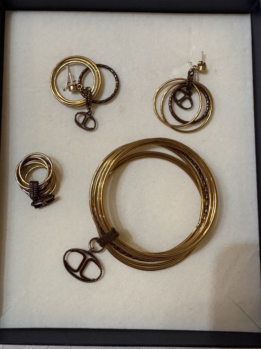 Златно бижута на Just Cavalli