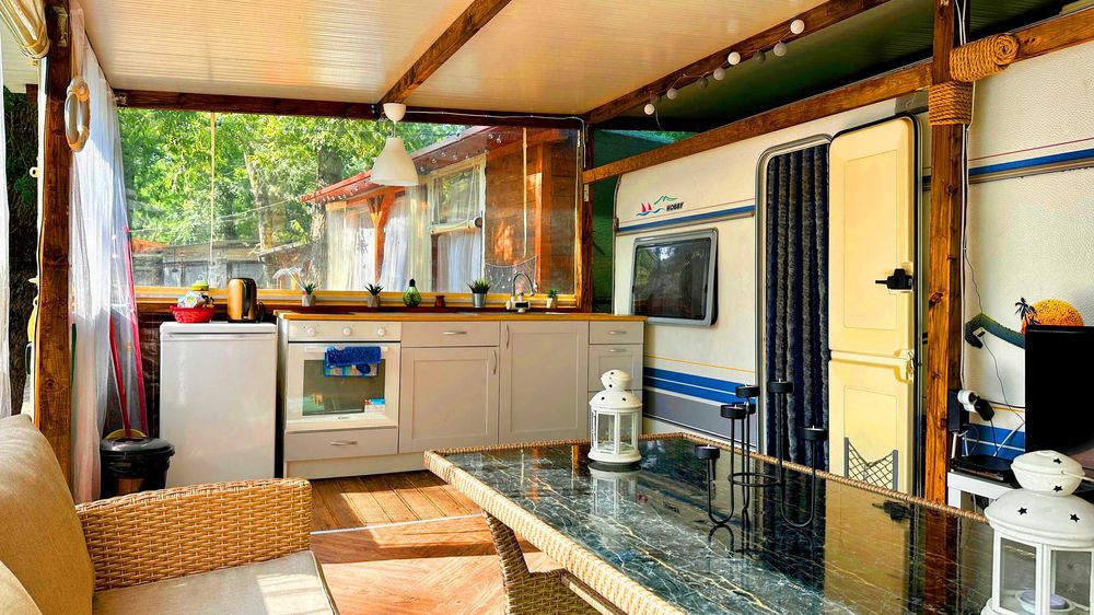 Продава се уютна каравана с веранда в къмпинг Атлиман край Китен