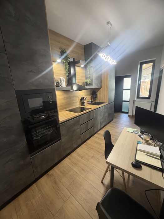 Studio renovat integral în 2026 | Centrul Vechi Brașov | 42 mp + boxă 6 mp | Str. Pieții nr. 1