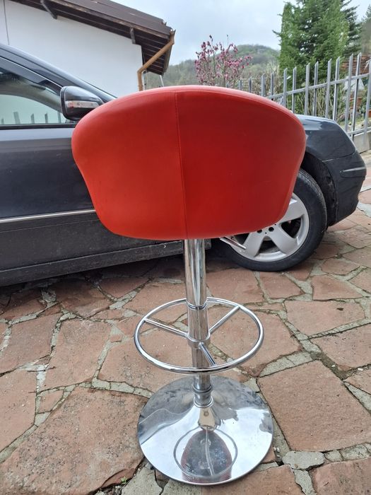 Продавам бар стол теледкопичен