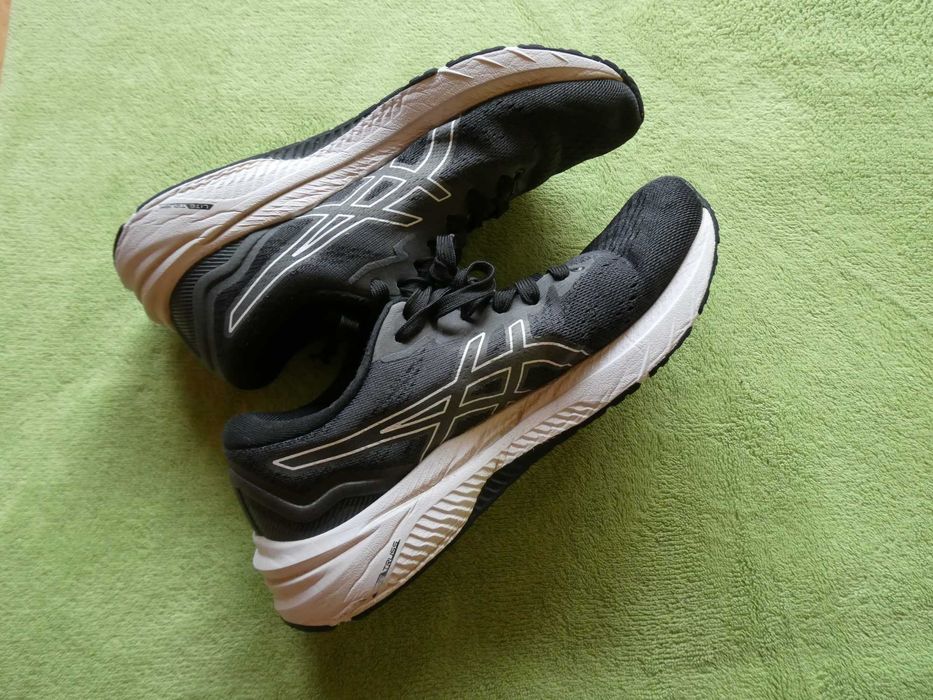 продавам дамски маратонки asics gel 1000 flyfoam,номер 38 в черно и бяло