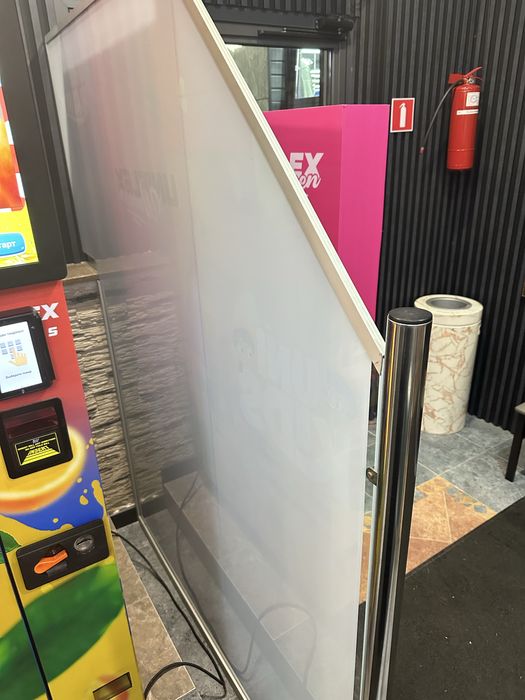 Стеклянная перегородка на стойках