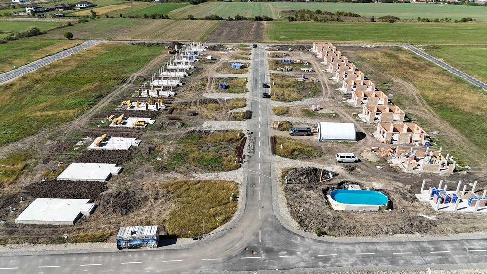 Casă în roșu de vânzare – locul ideal pentru a-ți construi visul!