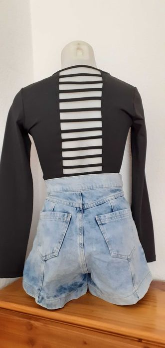 Къси панталони и официална блуза