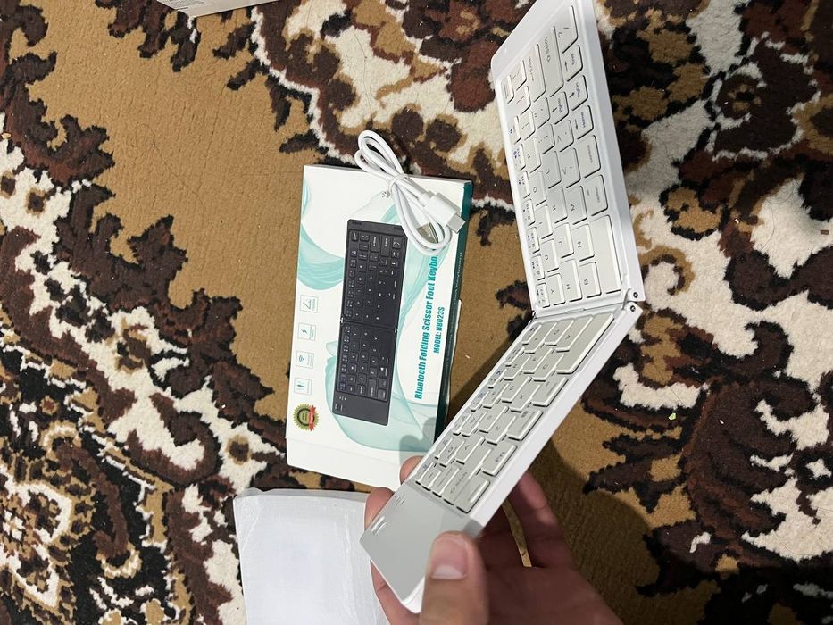 Bluts klaviatura. Kompaktniy va qimmatbaxo. Olib yurishga qulay. 2 ta