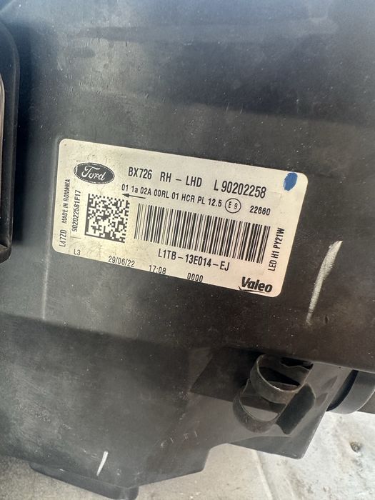 Ford Puma Оригинален десен фар